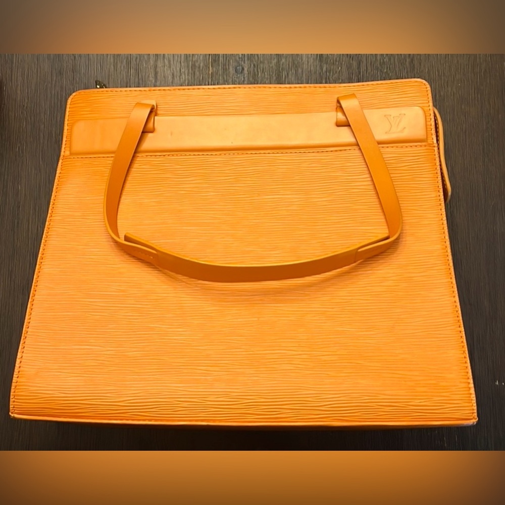 Pre-loved EUC LOUIS VUITTON Epi Croisette PM in Mandarin